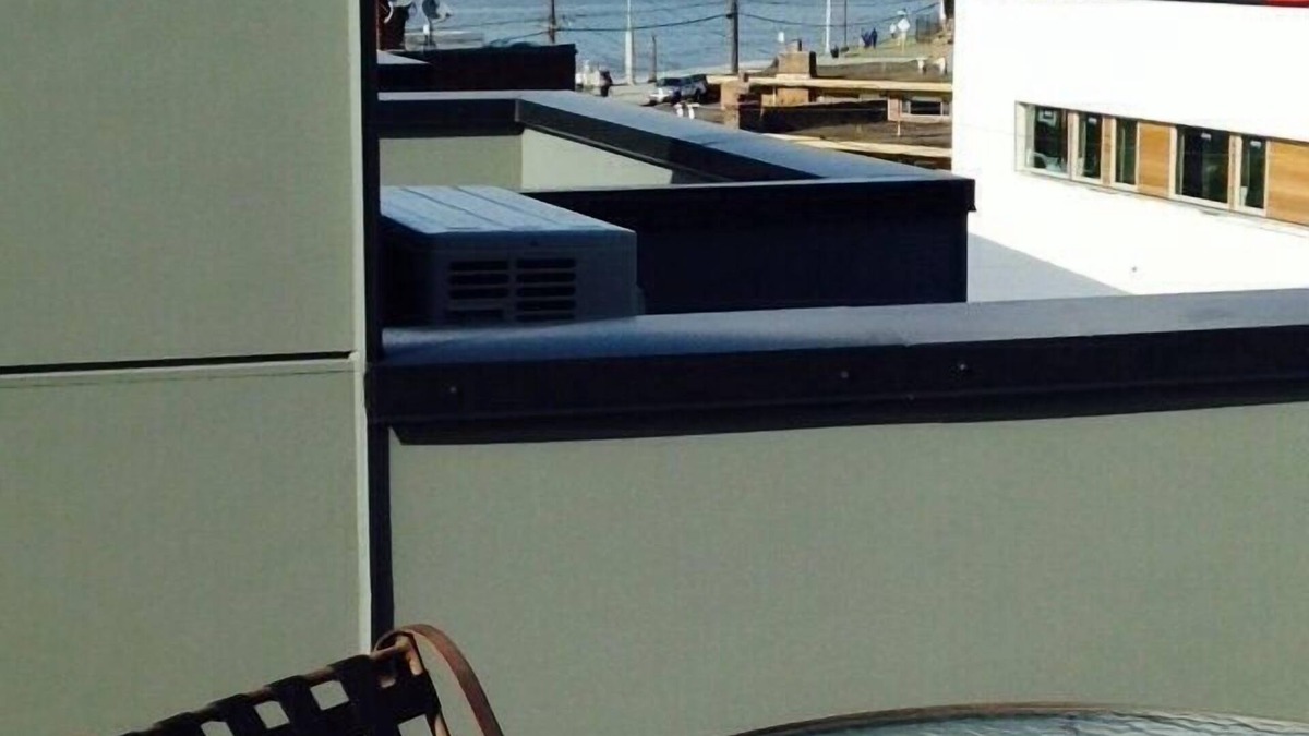 North Admiral House | Modern Alki Beach House - Steps from the Sand