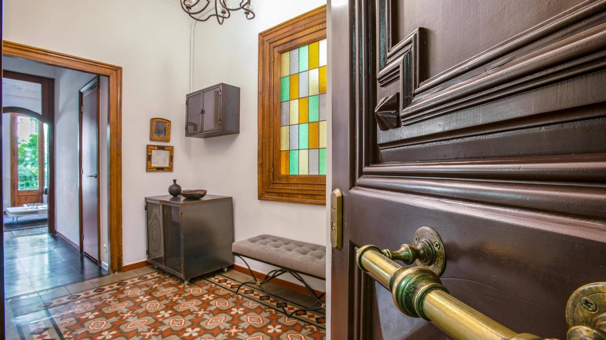 L'Antiga Esquerra de l'Eixample Apartment | Modern Amenities, Antique Charm in the Upscale Eixample district