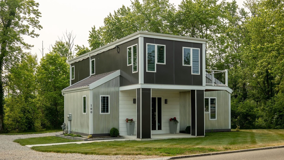 Holmesville House | Modern Amish Country Home, close to Berlin, Millersburg, Wooster, Loudenville.