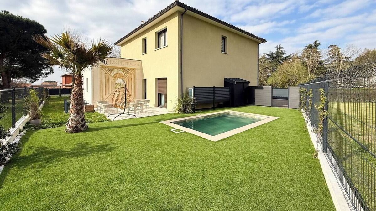Villeneuve-les-Bouloc Apartment | Modern and Cozy Apartment with Private Pool