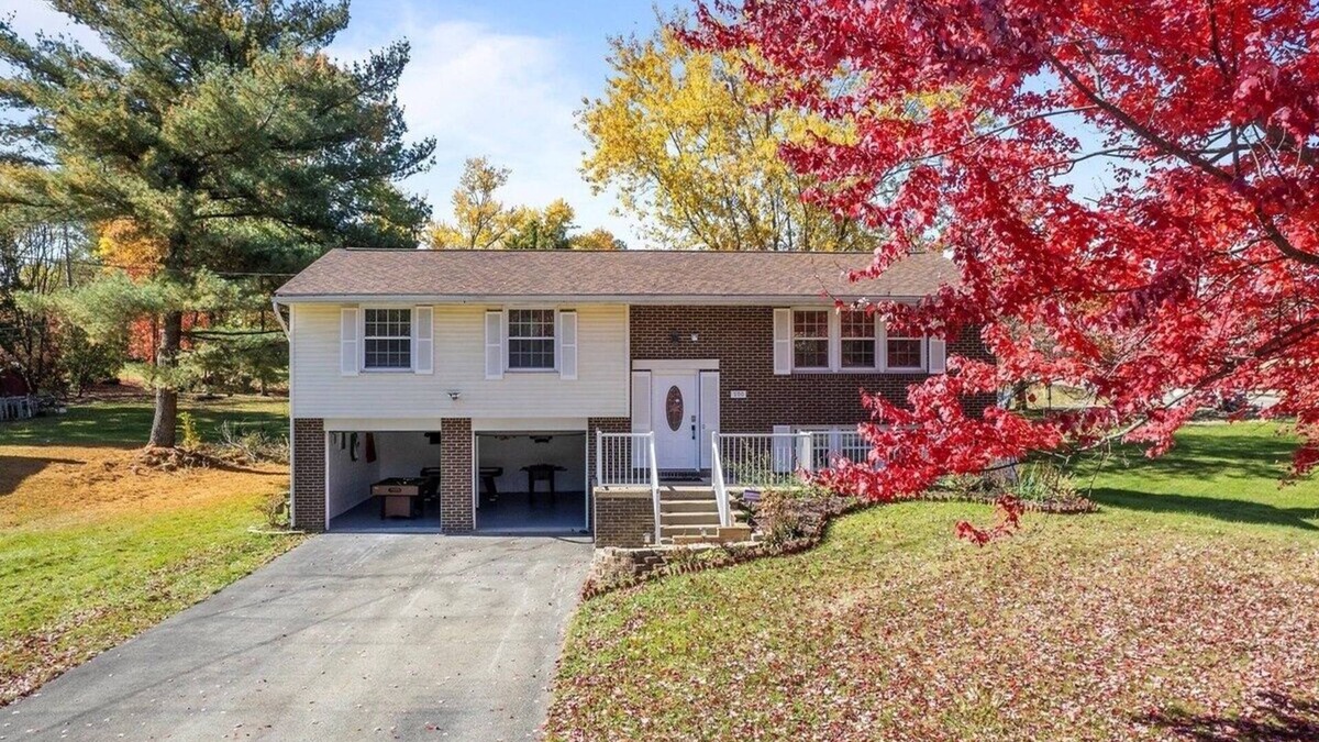 Cranberry Township House | Modern and Accessible 5 Bedroom Home in Cranberry, Pittsburgh with a Game Room