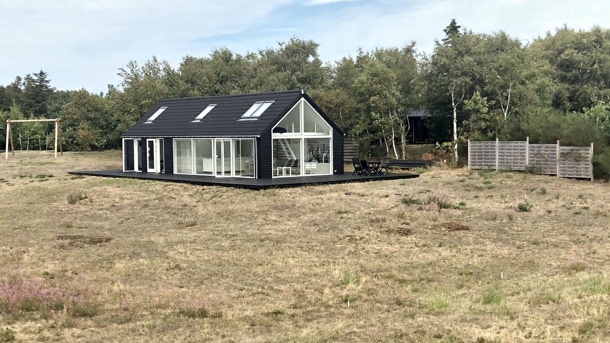 Øer Strand House | Modern and bright holiday home in nature with sea views