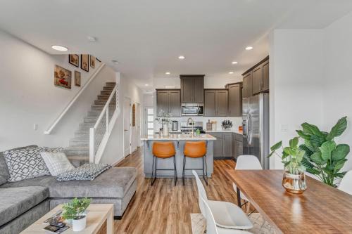 Salem Apartment | Modern and Bright Townhome with Game Room in S Salem