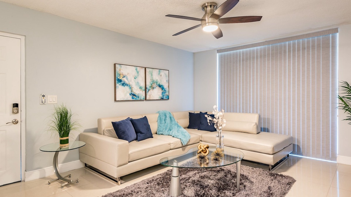 Pembroke Pines Condo | Modern and chic 1B/1B in South Florida near Beach