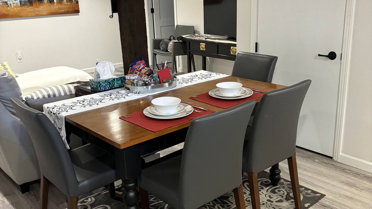 Brentwood Bay House | Modern and clean 1 BR suite 5 minutes from Butchart Gardens