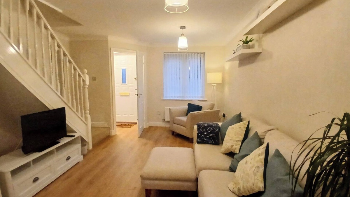Nantgarw House | Modern and cosy home near Cardiff
