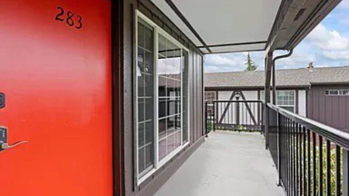 SeaTac Condo | Modern and Elegant condominium located in Sea-Tac.