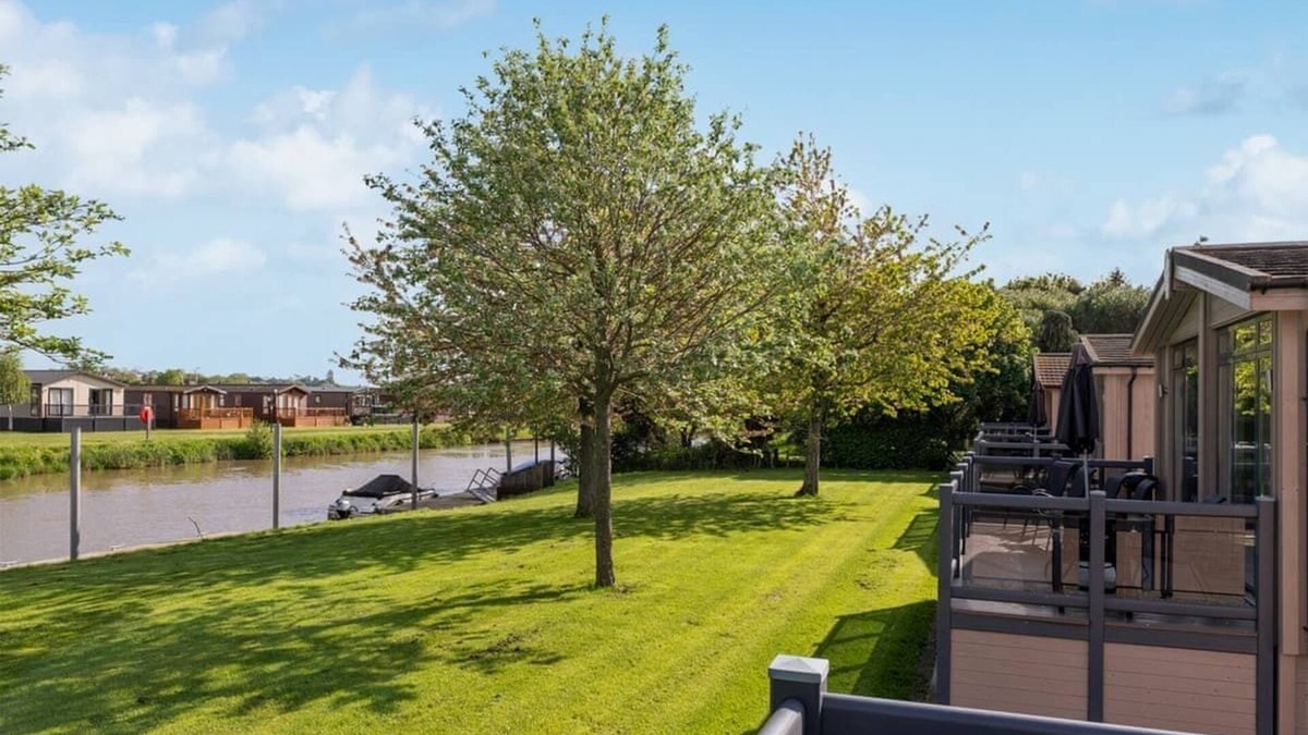 Tiddington Ski Chalet | Modern and comfortable 2-bedroom caravan with one double and one twin bedroom.