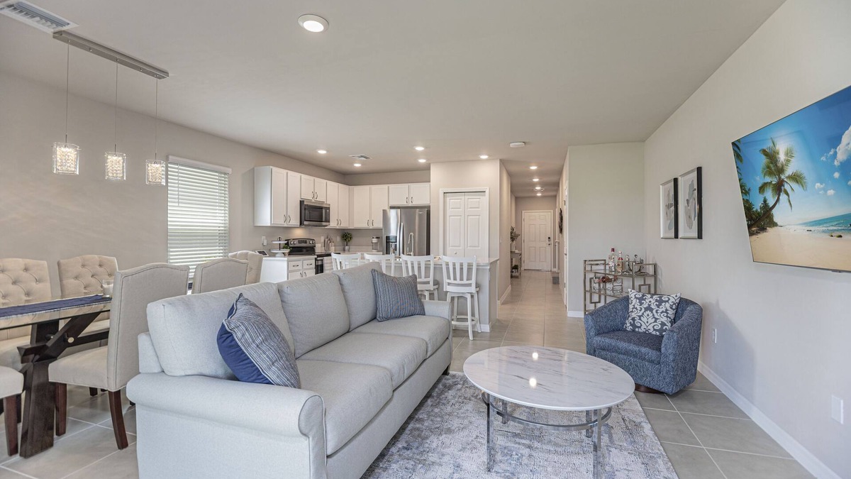 Naples House | Modern and Spacious 3 bedroom Townhome