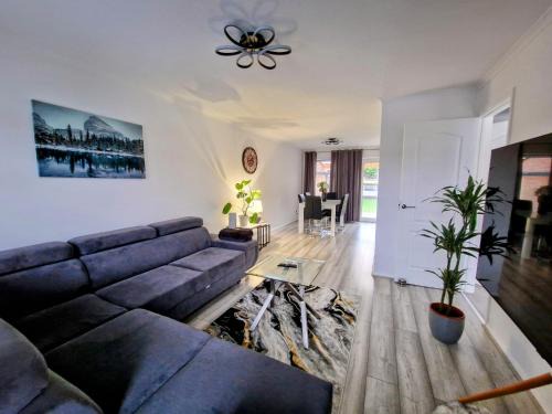 Colchester House | Modern And Spacious 3 Bedroom Family House with Workspace