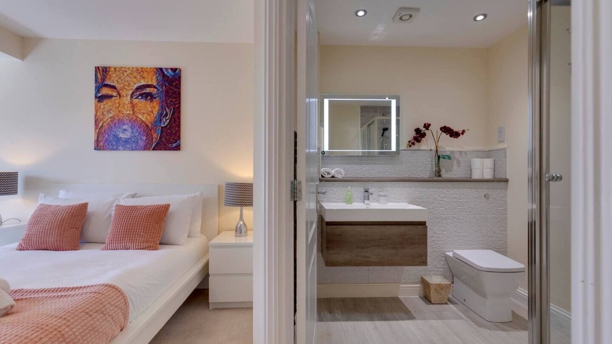 Cambridge House | Modern and Spacious Townhouse with Free Parking | Pass the Keys