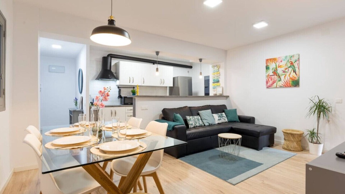Poligono Alameda Apartment | Modern and Spacious in Malaga center, with Garage!