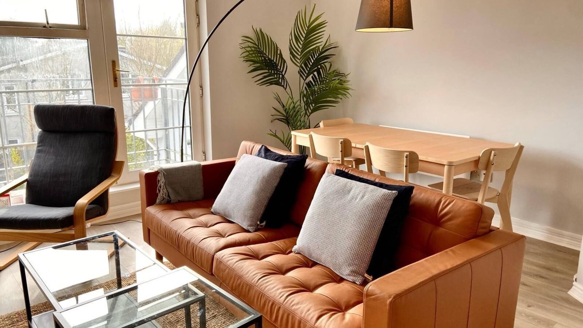 Roscoe Apartment | Modern and Spacious No. 6 - sleeps 6 - free parking