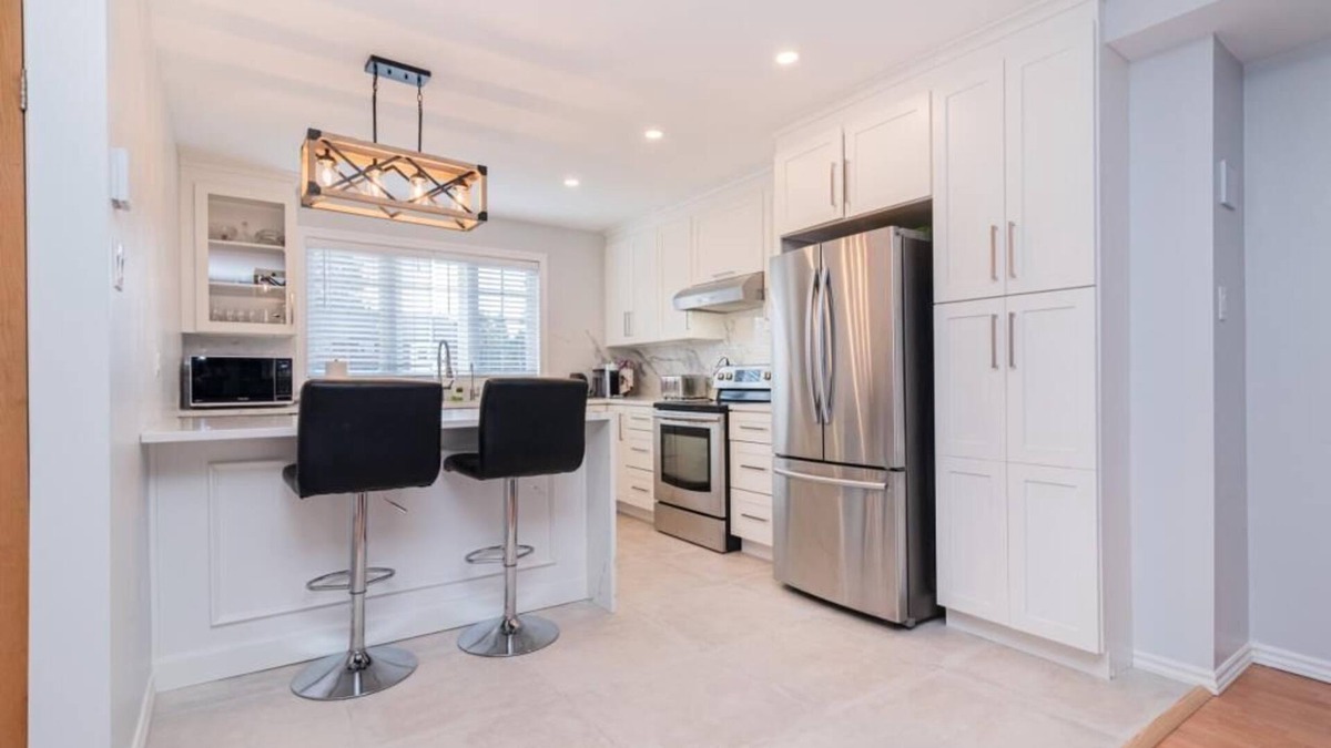 Pierrefonds-Roxboro House | Modern and Spacious Townhouse