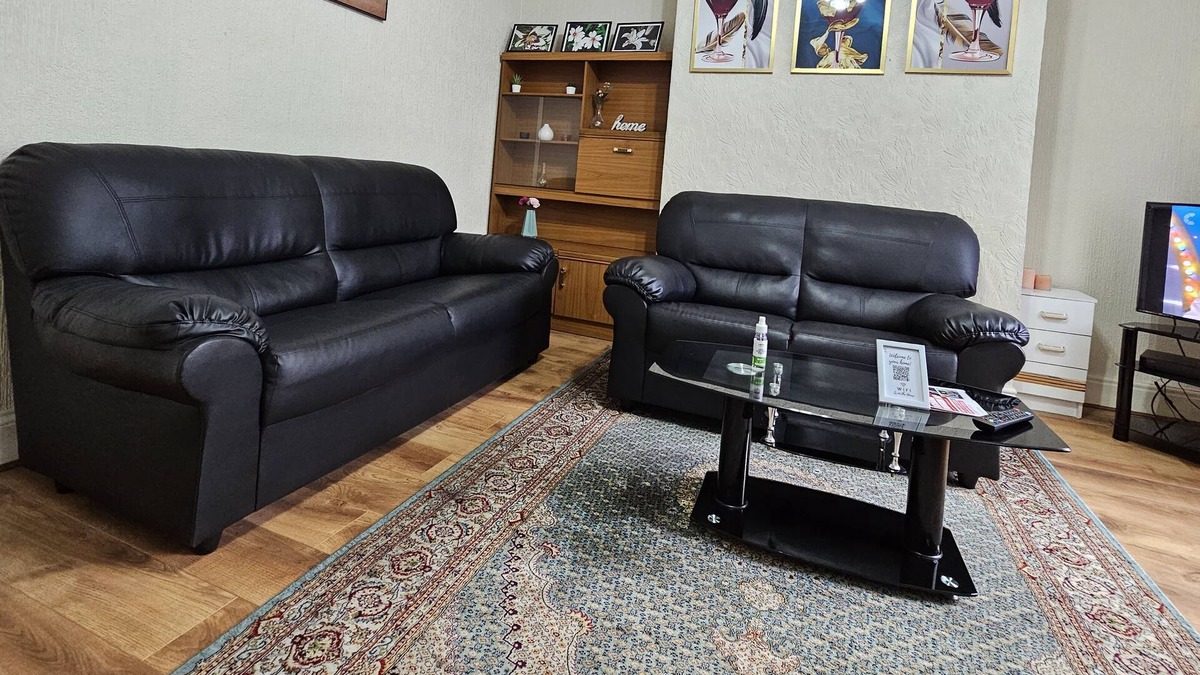 Harehills House | Modern and spacious, Two Double bedrooms house with parking and WiFi.