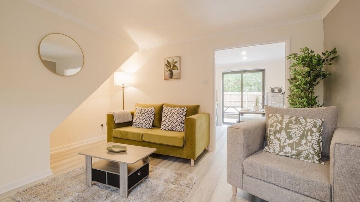 Bletchley House | Modern and Stylish Home away from Home