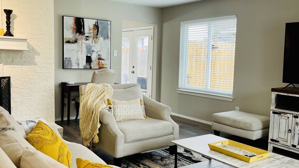 Lake Dallas House | Modern and Stylish updated home