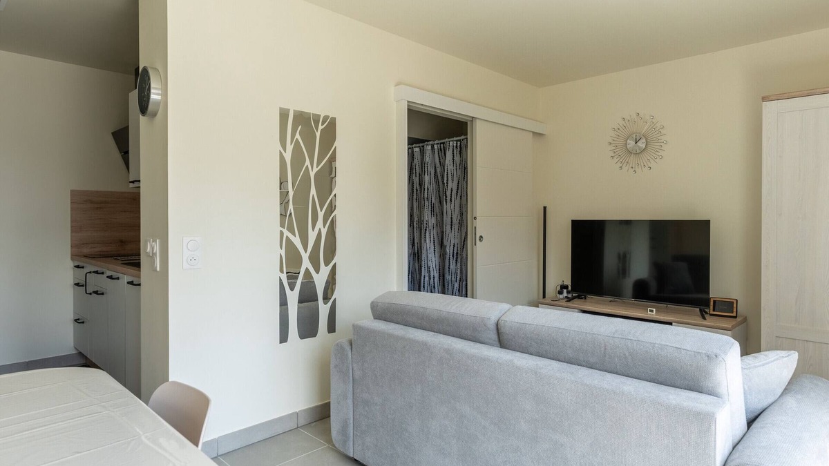 Mimizan-Plage Apartment | Modern Apartment 400m from Ocean, Sleeps 4, 2 Stars Rating, Forest Edge