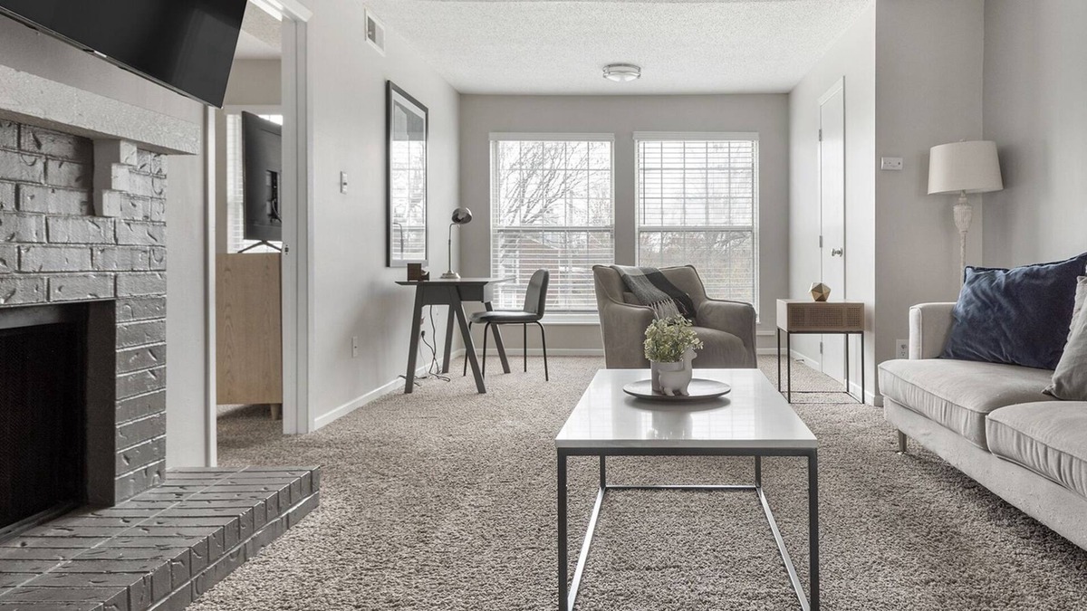 Chesterfield Apartment | Modern Apartment in Prime Location (ID8033)