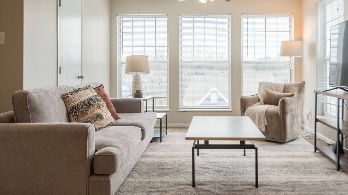 Chesterfield Apartment | Modern Apartment in Prime Location (ID2502X37)