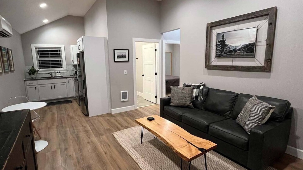 Manito Apartment | Modern Apartment 2 blocks from Manito Parkn