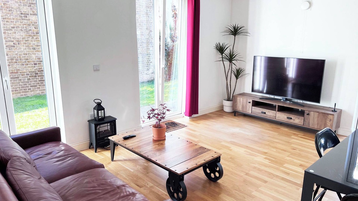 New Cross Apartment | Modern Apartment, 3 Bedrooms, Queens Road, London