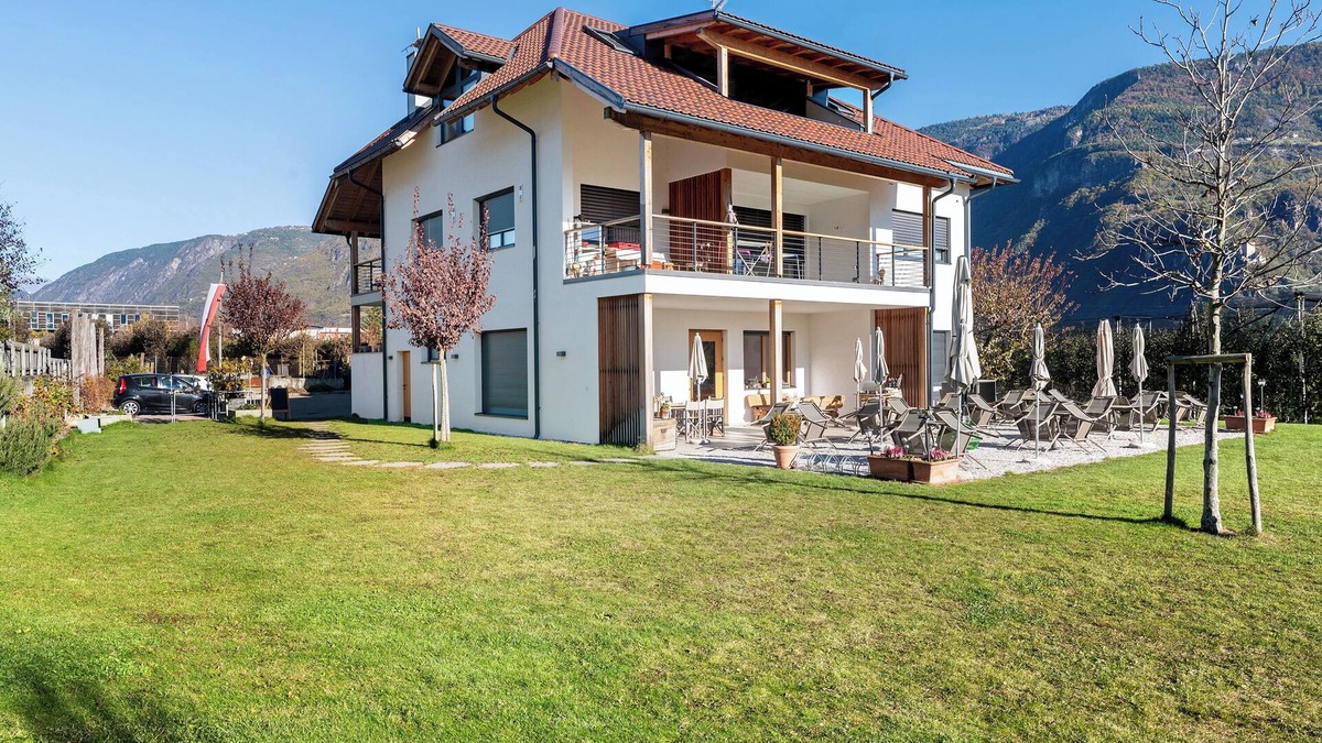 Andriano Apartment | Modern Apartment "3 Weger" with Panoramic Mountain View, Beautiful Balcony & Wi-Fi