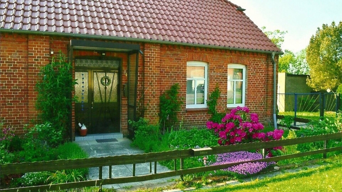 Broock Apartment | Modern apartment 40 sqm, 2 pers., large garden near bathing lake in Broock (Lübz)