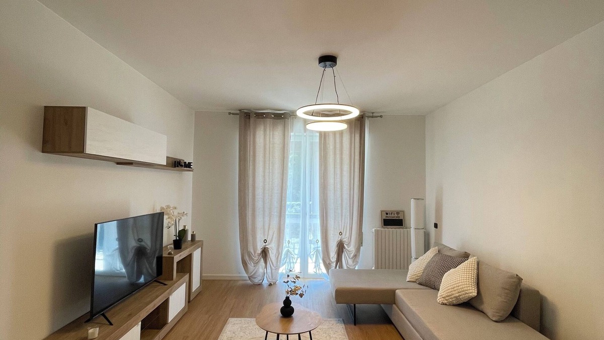 Roe Apartment | Modern Apartment 7 Minutes from Salò - Comfort and Style for Your Holiday!