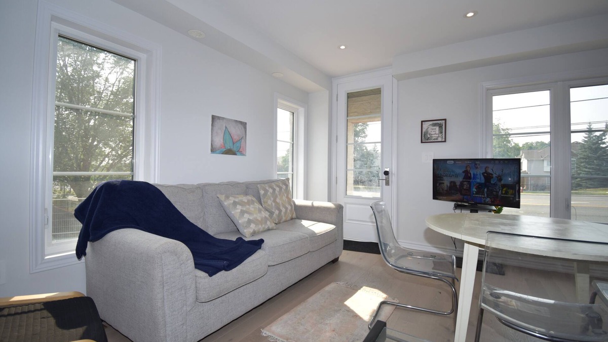 East Credit House | Modern Apartment in Mississauga