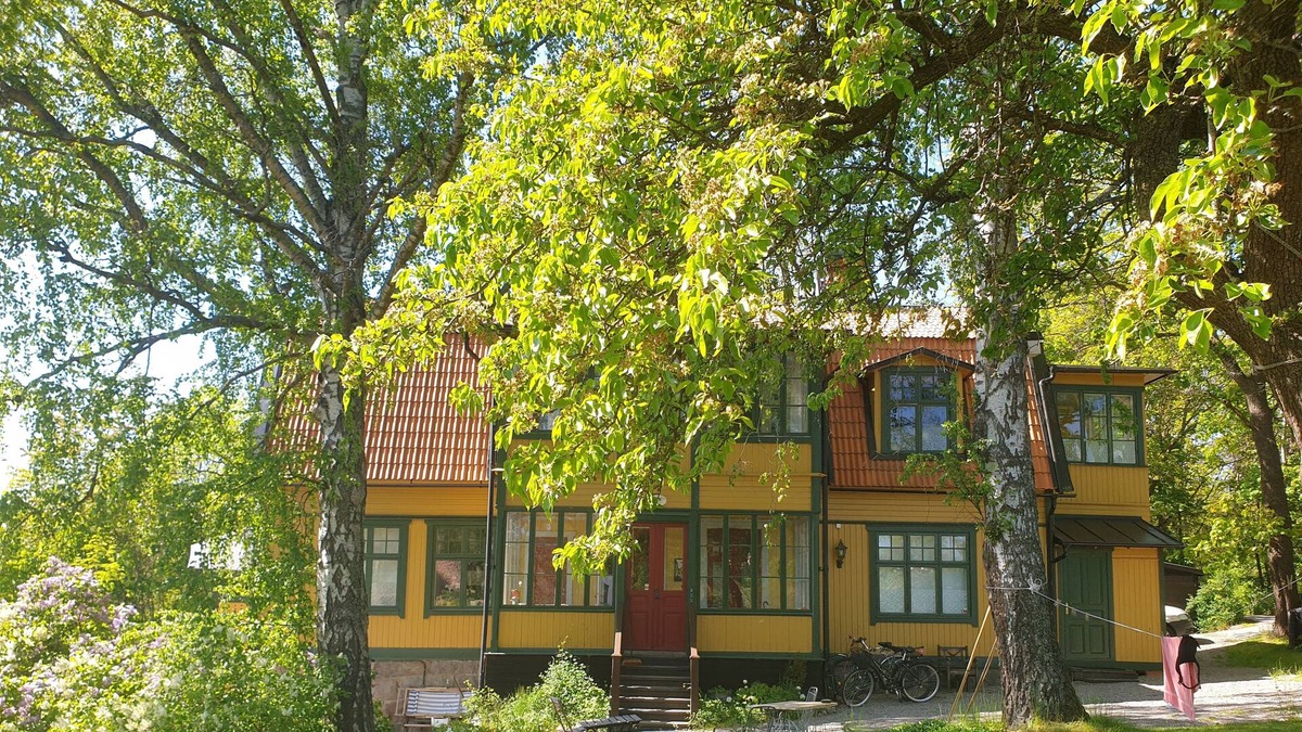Solna Apartment | Modern apartment in 19th-century villa close to city, sea and royal gardens.