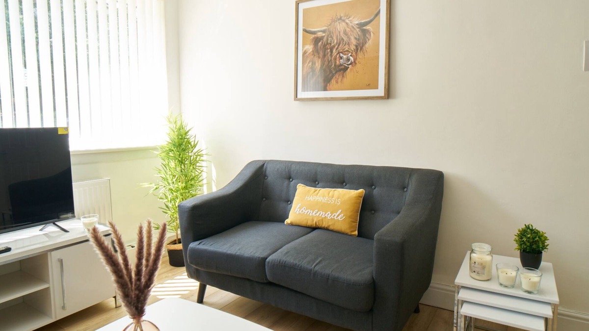 Glasgow Apartment | Modern Apartment in North-West Glasgow