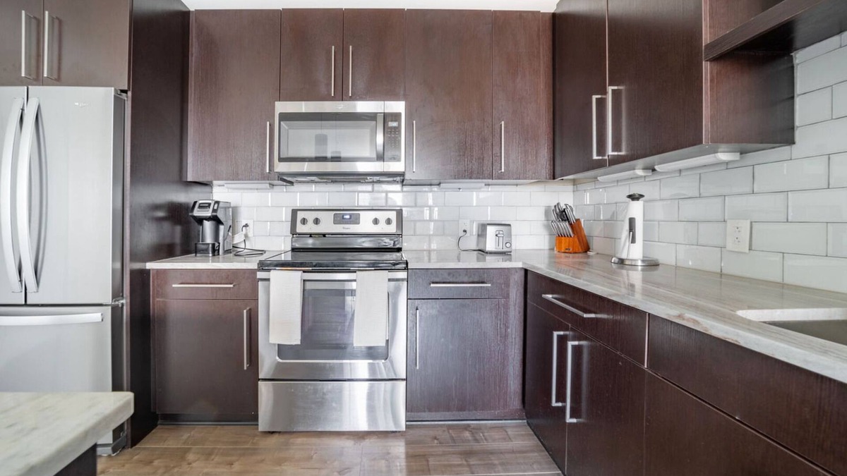 Beachwood Apartment | Modern Apartment in Prime Location (ID3932X6)