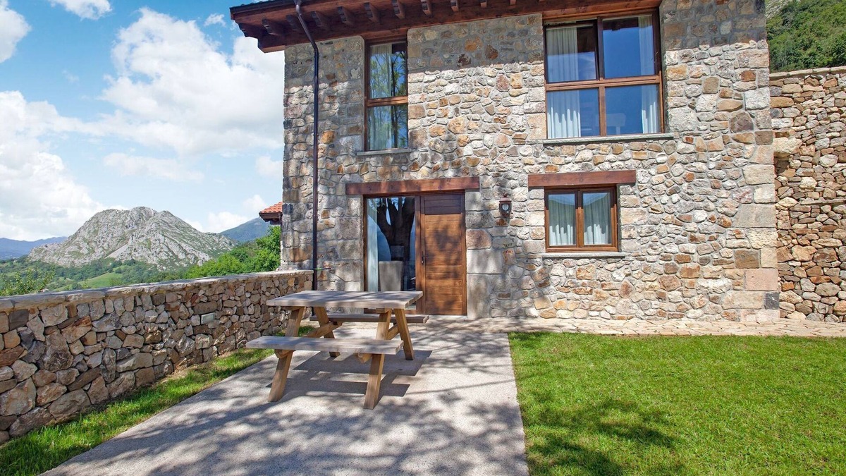 Collia Villa | Modern Apartment in Parres with Garden