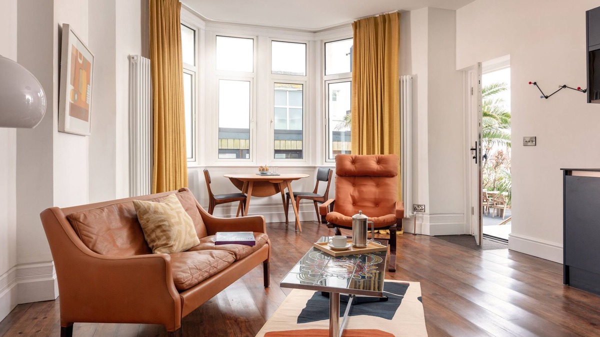 Maenporth Apartment | Modern Apartment - Jimi Hendrix