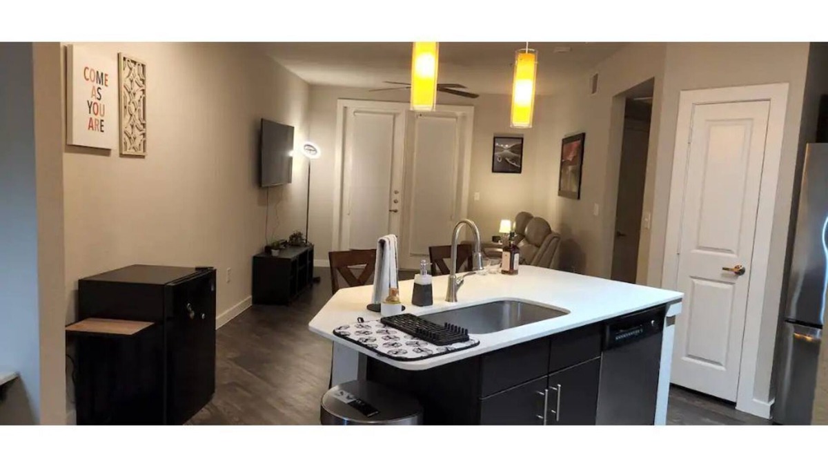 Hunter's Chase Apartment | Modern Apartment N. Austin w/adjustable bed! :D