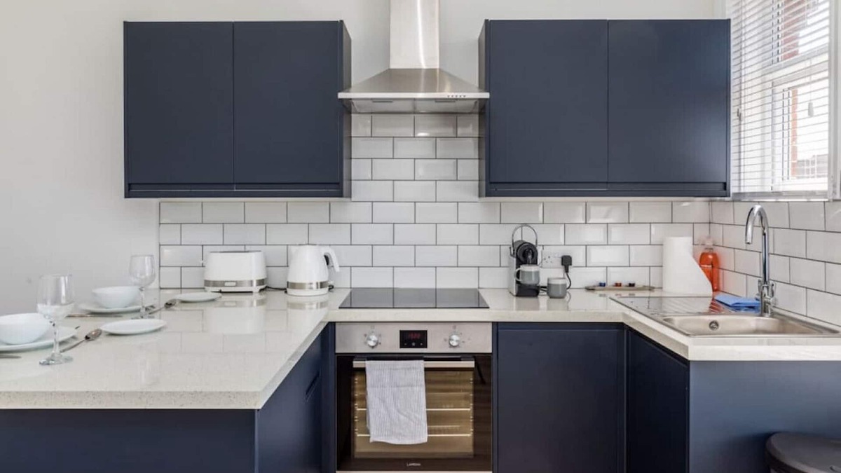Haywards Heath Apartment | Modern apartment, near shops & with a free parking space
