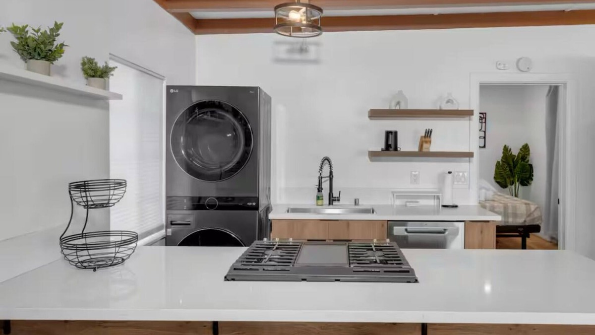 North Long Beach Apartment | Modern Apartment Near Disneyland - Free Parking
