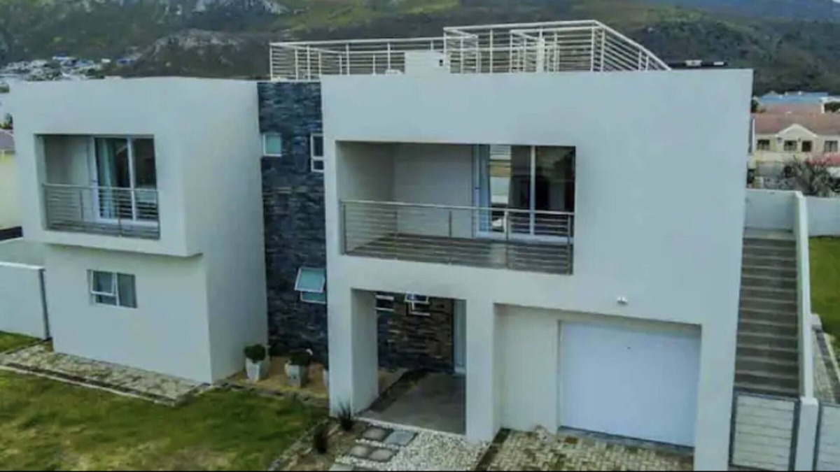 Sandbaai Apartment | Modern apartment near the beach