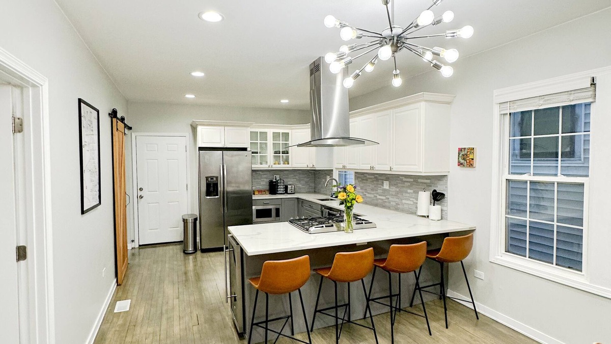 Edgewater Apartment | Modern Apartment on Quiet Street in Andersonville
