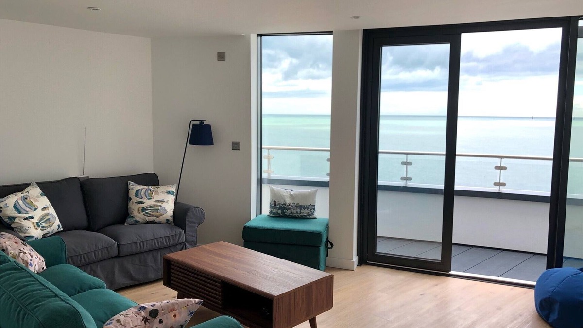 Ramsgate Apartment | Modern apartment on sea front, direct access to beach, harbour, restaurants