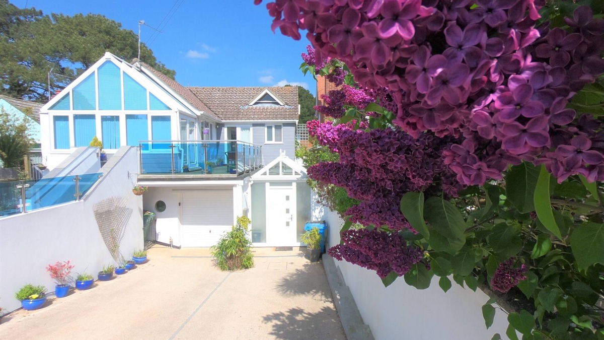 Sandbanks Apartment | Modern apartment on Sandbanks Peninsula, with private garden. (pet friendly)