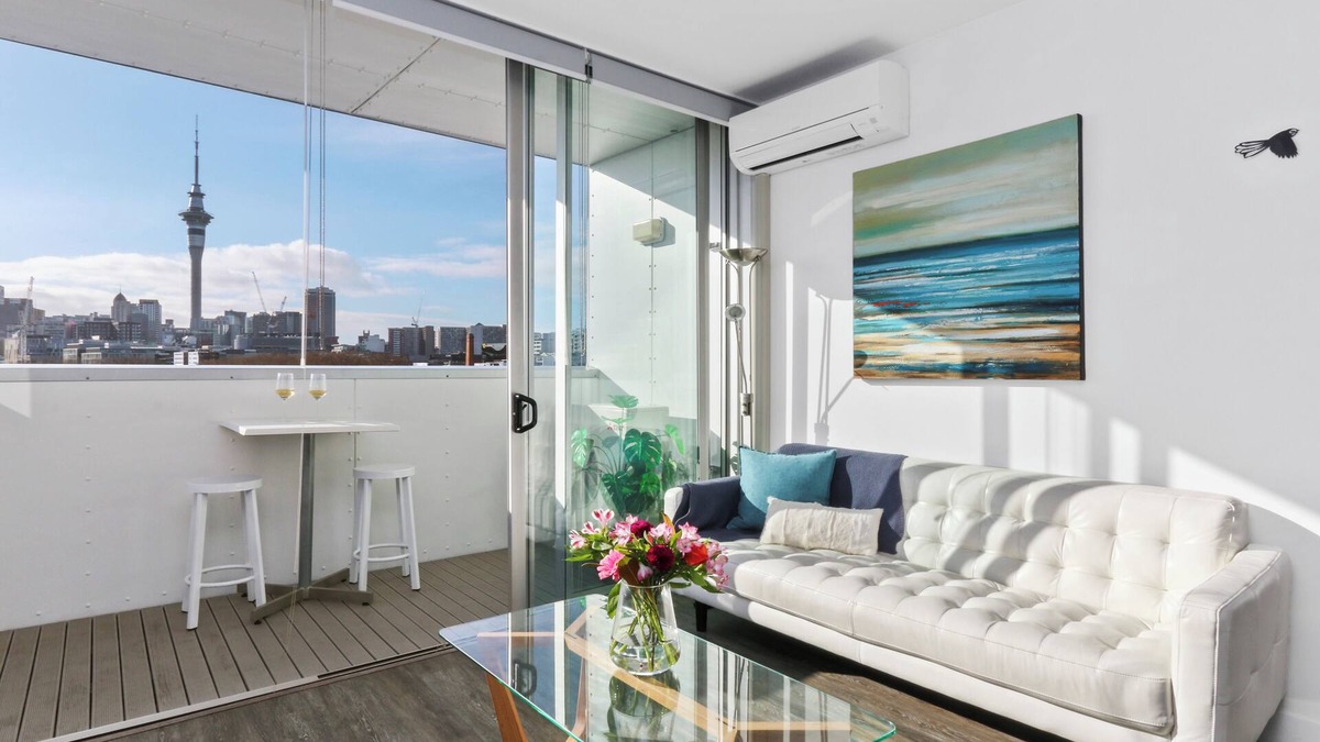 Auckland Central Business District Apartment | Modern apartment overlooking Victoria Park with Aircon and Carpark