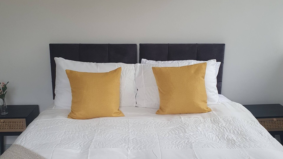 Desborough Apartment | Modern Apartment Sleeps up to 5