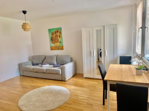 Wiener Neudorf Apartment | Modern Apartment with Terrace Patio near SCS