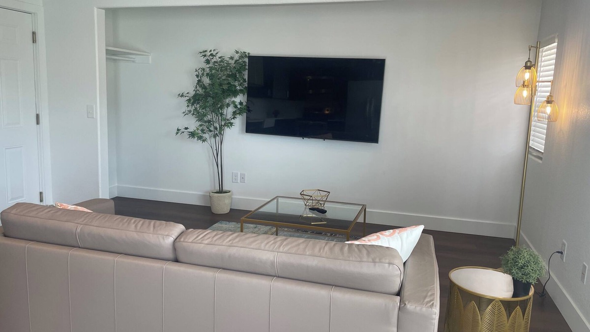 Downtown Omaha Apartment | Modern Apartment Walk to Old Market
