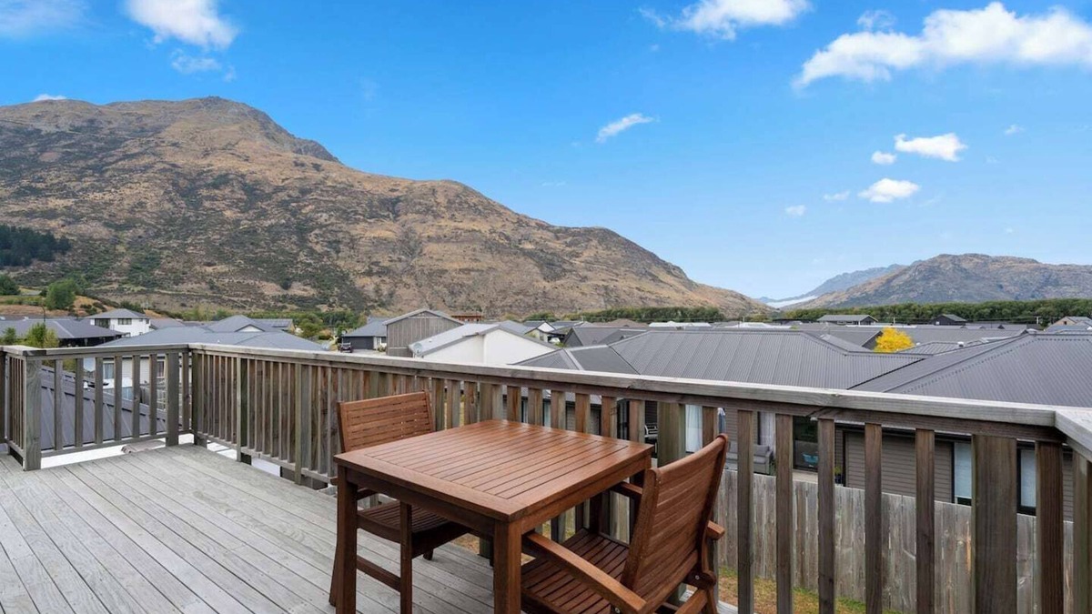 Lower Shotover Apartment | Modern Apartment with Coronet & Remarkables views
