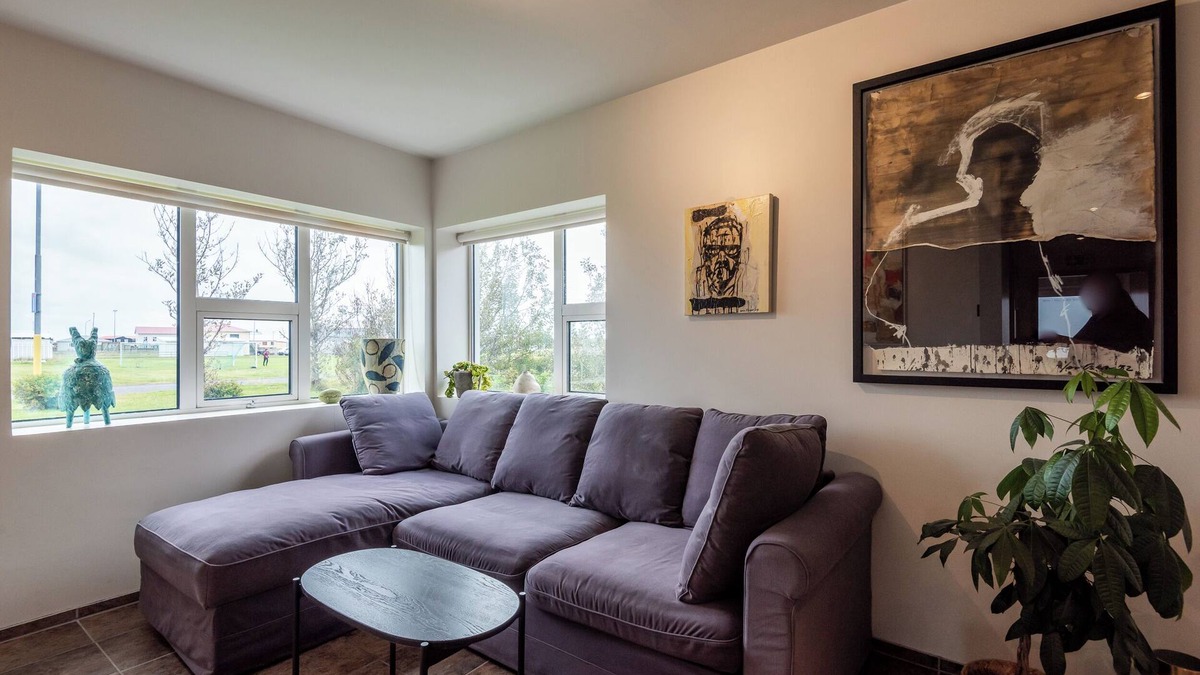 Stokkseyri Apartment | Modern Apartment with contemporary art & hot tub