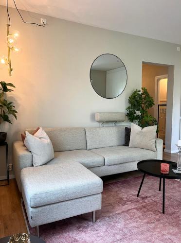 Sinsen Apartment | Modern apartment with a balcony and free parking