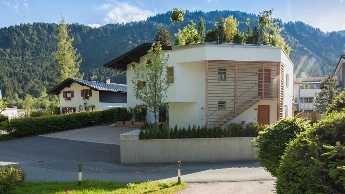 Kitzbuehel Apartment | Modern apartment with mountain view and balcony